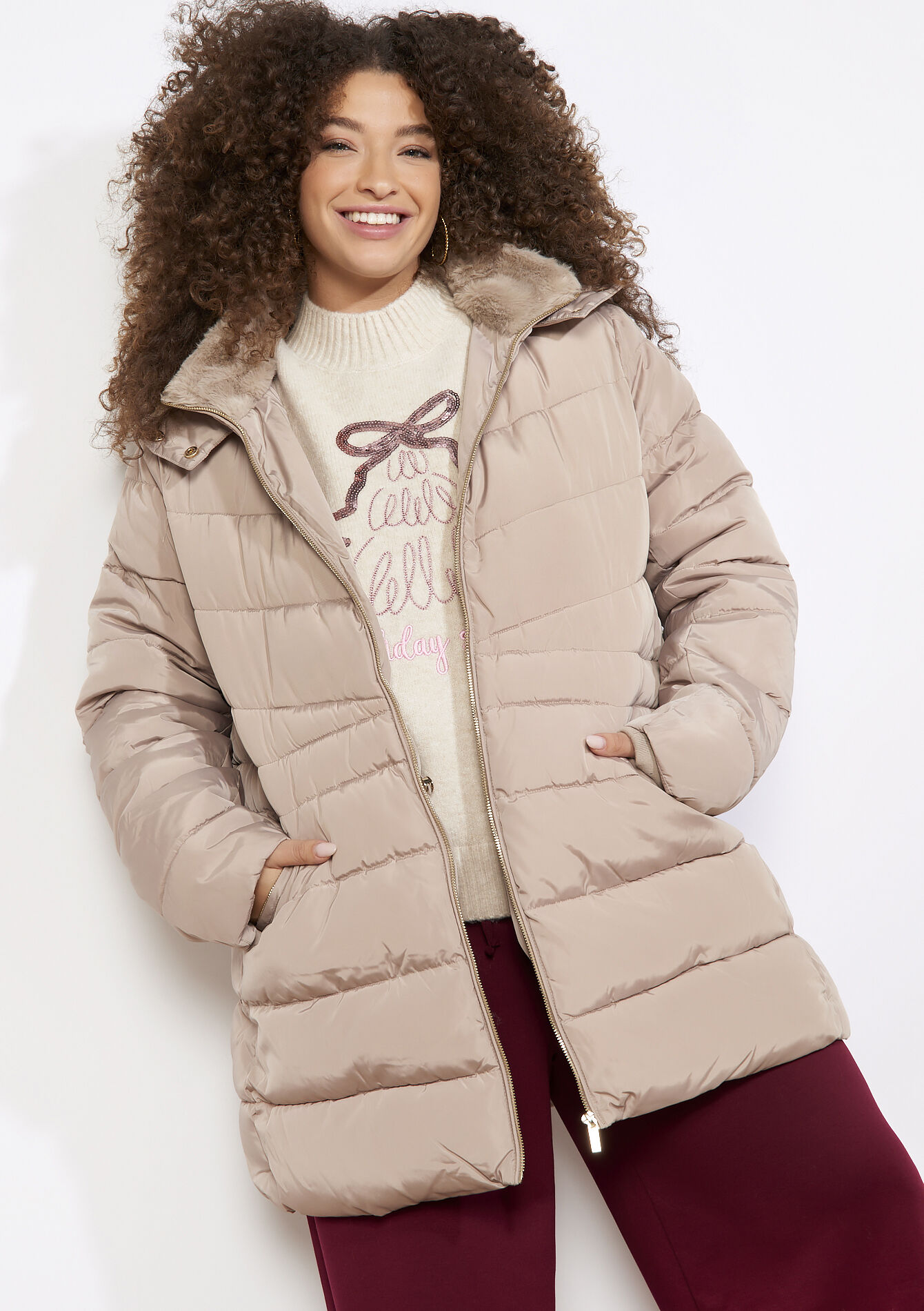 Gewatteerde jas met imitatiebontkap