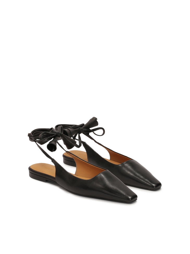 Tiered flat-heeled pumps