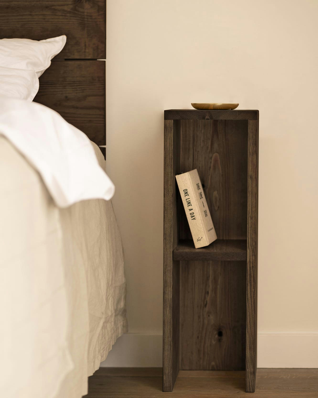 LINA - Ensemble 2 tables de chevet en bois de sapin marron foncé 60x20cm