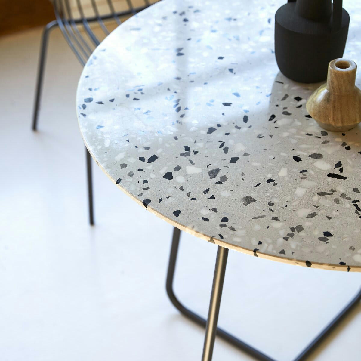 ELIO - Table ronde en terrazzo premium et métal gris 4 pers.