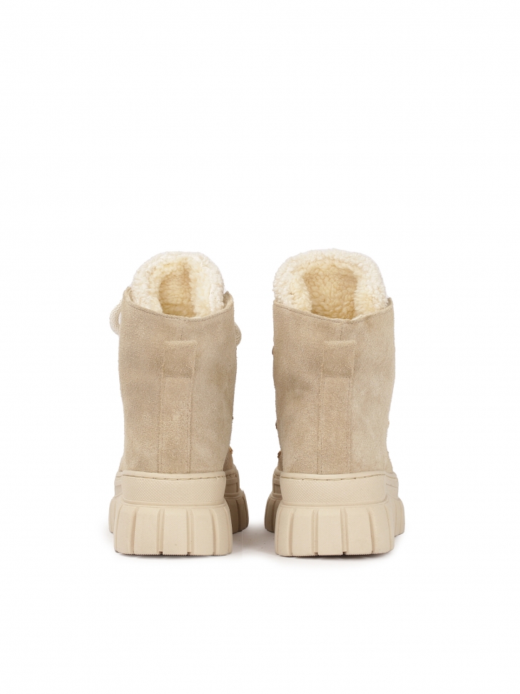 Beige suede snow boots with synthetic fur