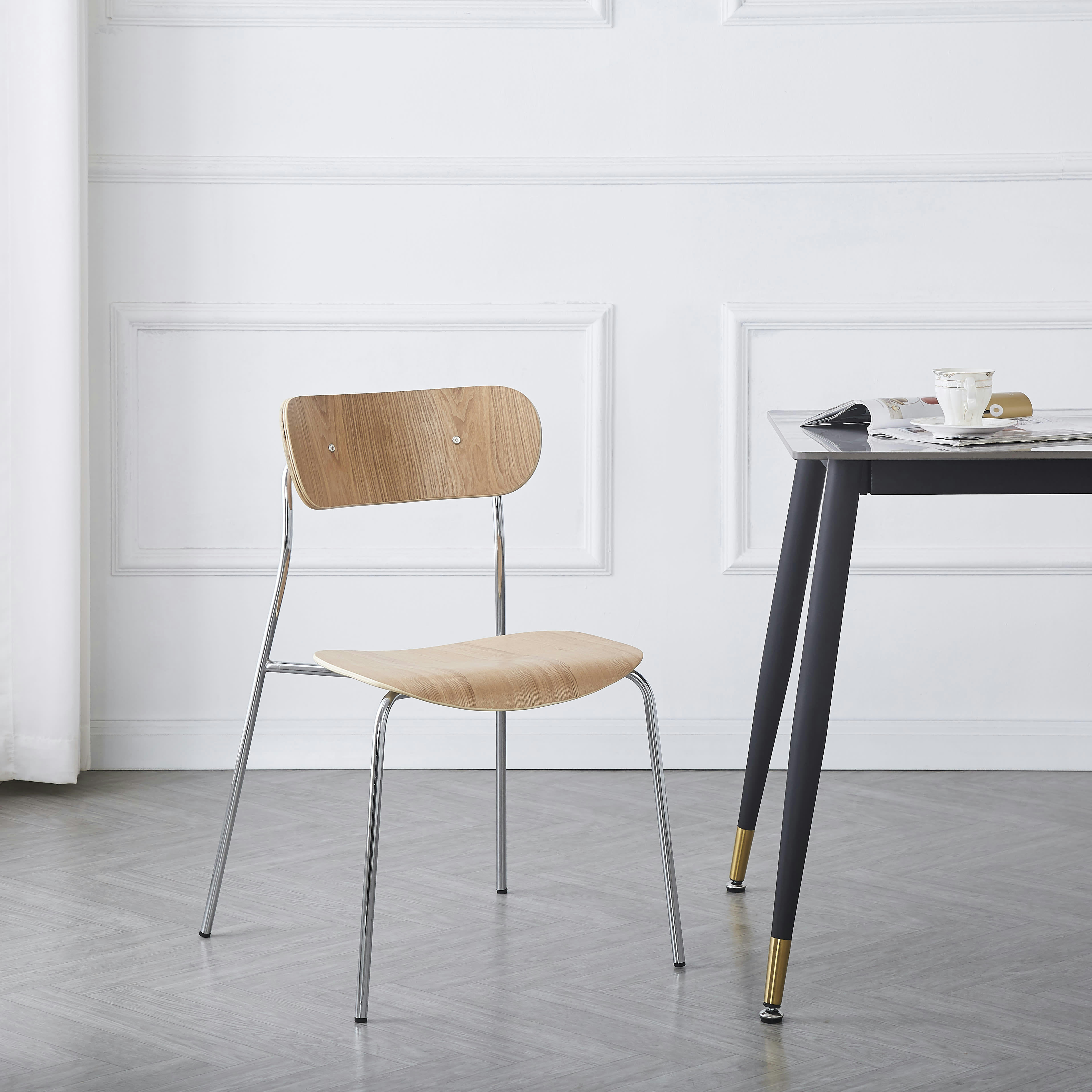 - Lot de 2 chaises industrielles en métal et bois de fresne