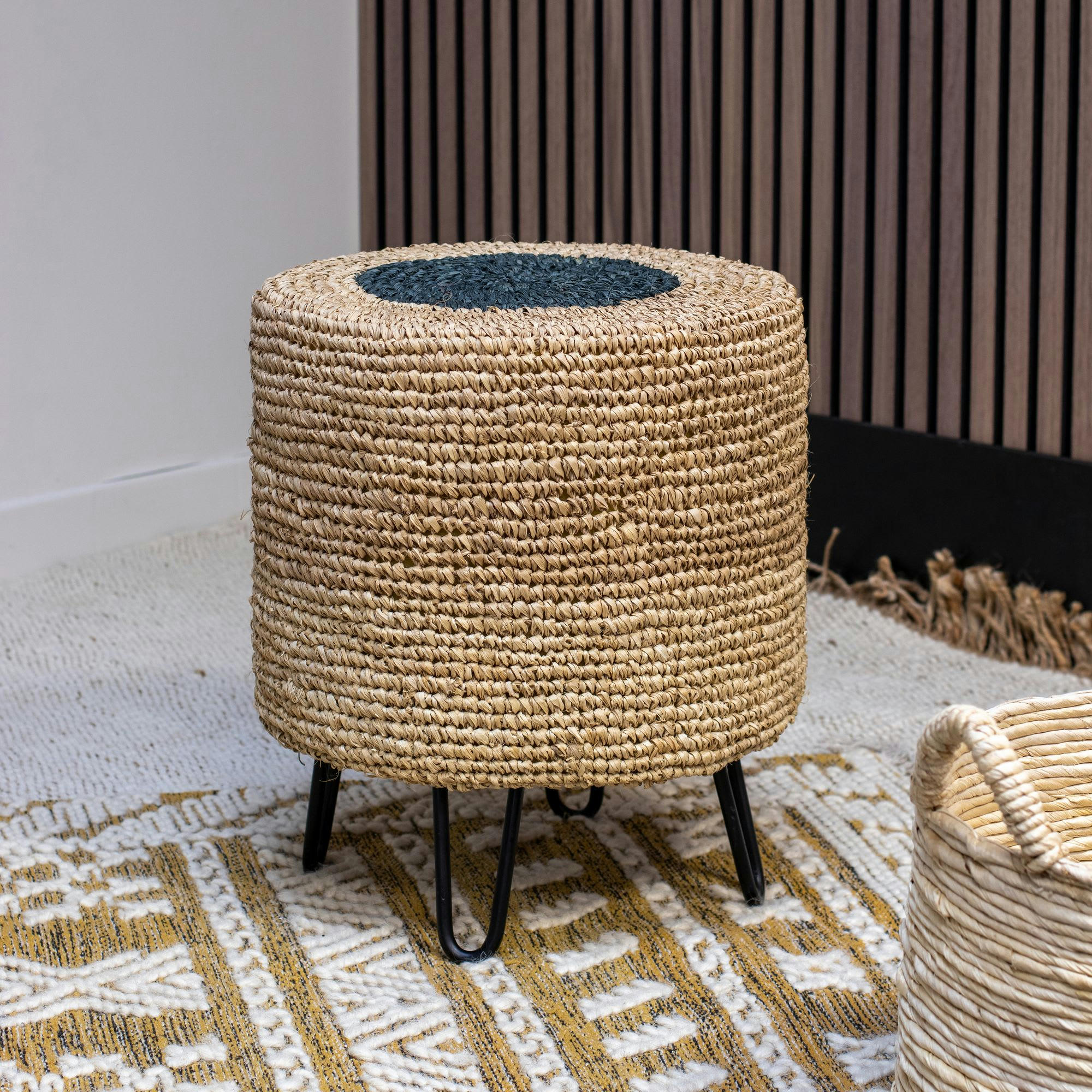 ISNA - Pouf en raphia et pieds en métal noir
