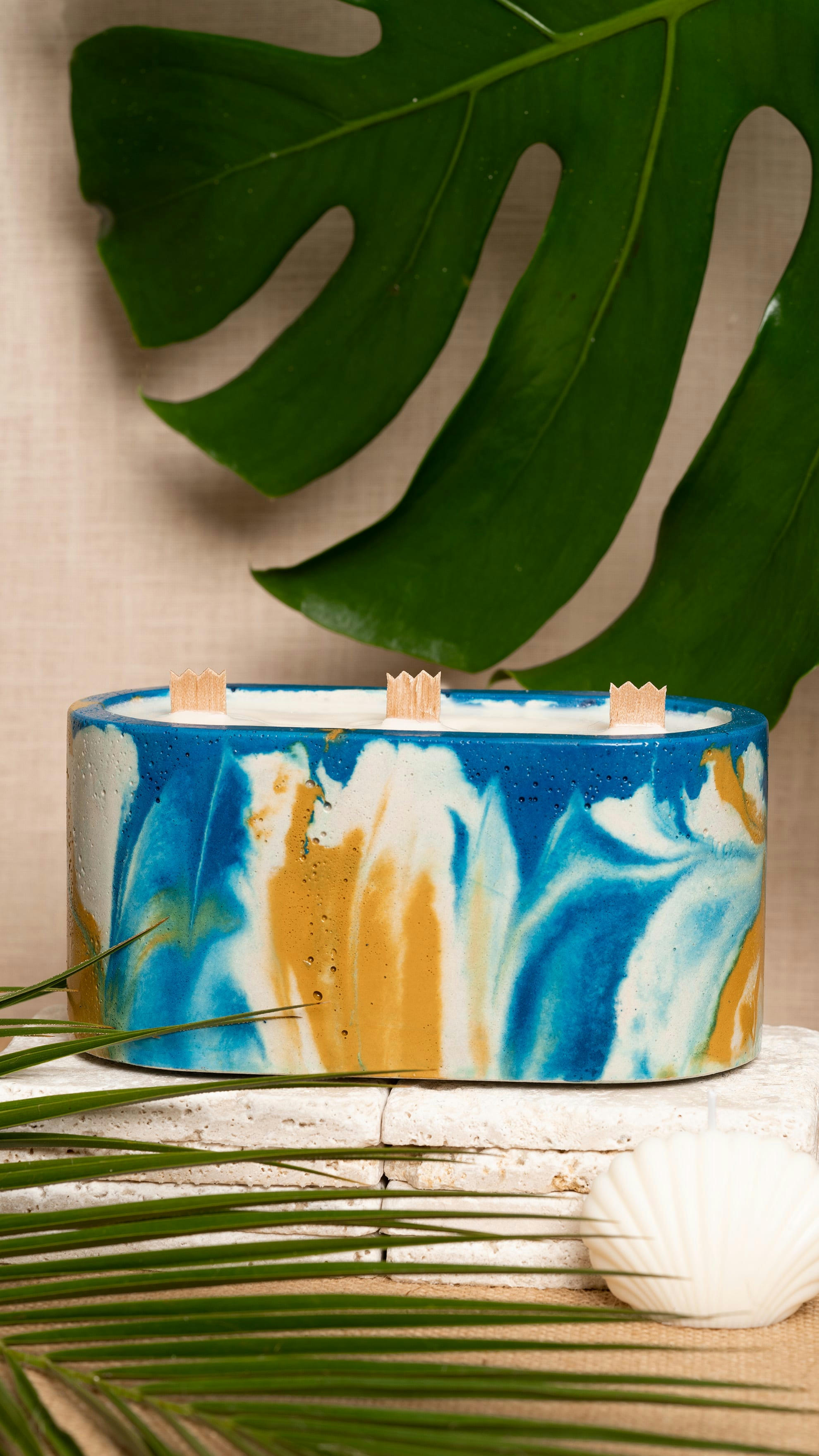 BOUGIES XXL -BÉTON TIE&DYE - Bougie xxl tie&dye en béton bleu et jaune parfum fleur de monoï