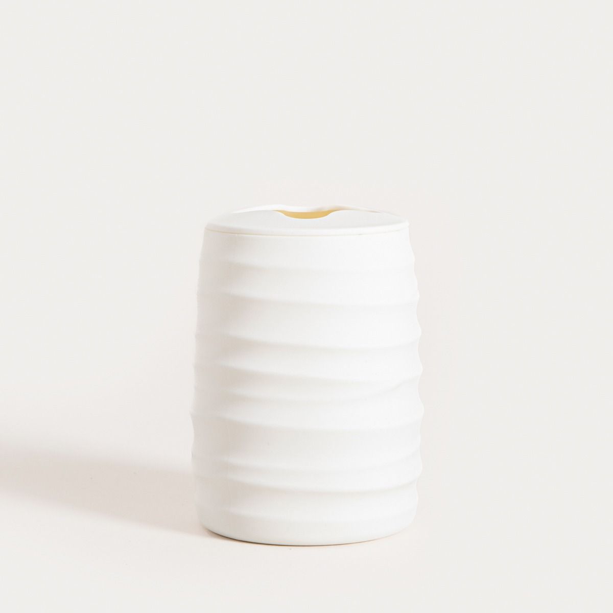 Kubek łazienkowy TORUS z tłoczeniem biały 8,2x8,2x11 cm