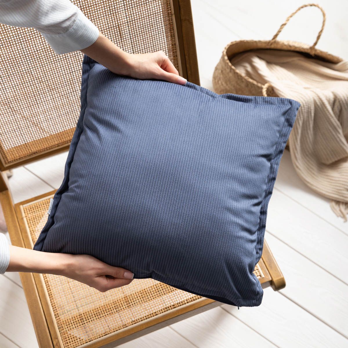 Poszewka NANTU welwetowa sztruksowa niebieska 45x45 1.5 cm