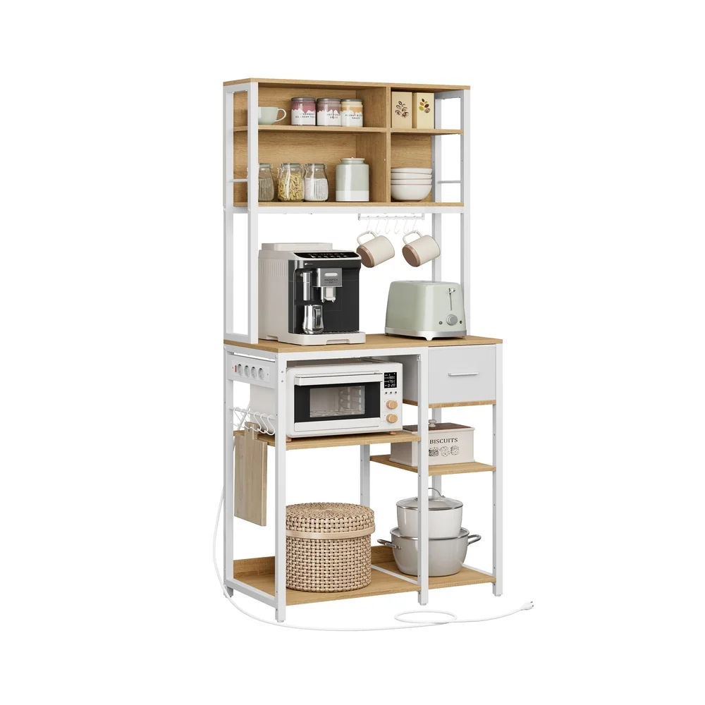 Étagère de cuisine avec multiprise