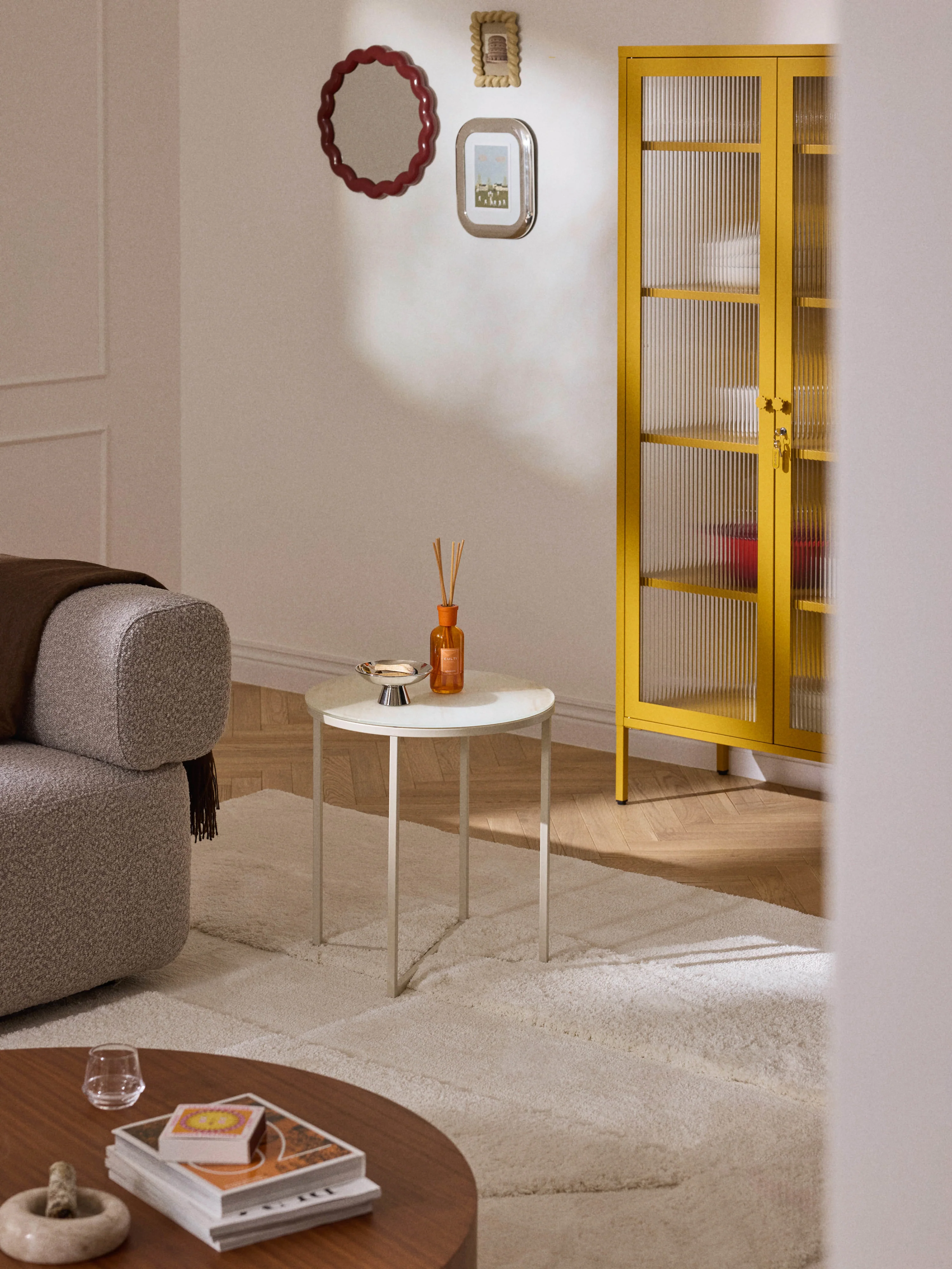 Runder Beistelltisch Antigua mit Glasplatte in Marmor-Optik
