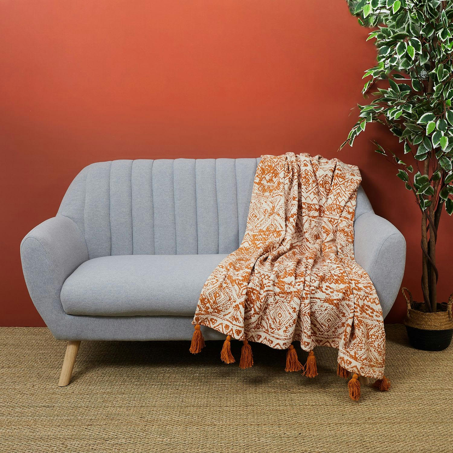 - Plaid en coton à pompons 120 x 150 cm imprimés ocre et beige