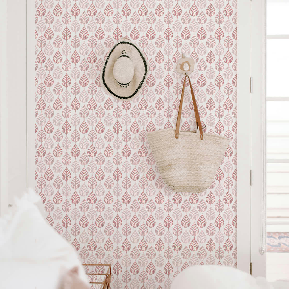 LEAVES - Papier peint vinyle adhésif feuilles rose vif 50x300 cm