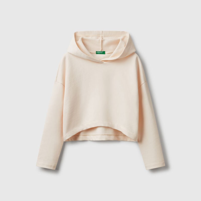 Sweater with rounded bottom