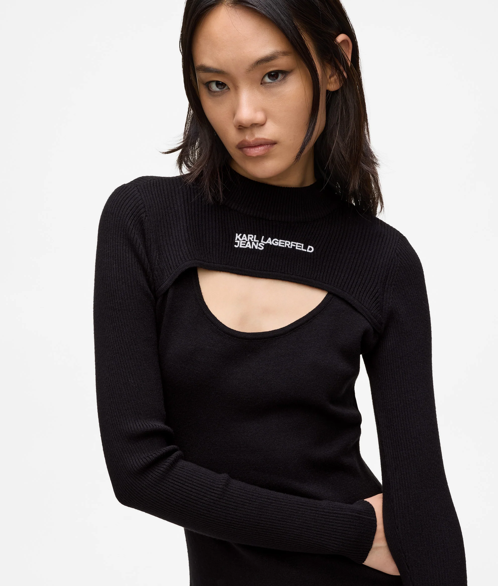 Robe tricotée avec découpes