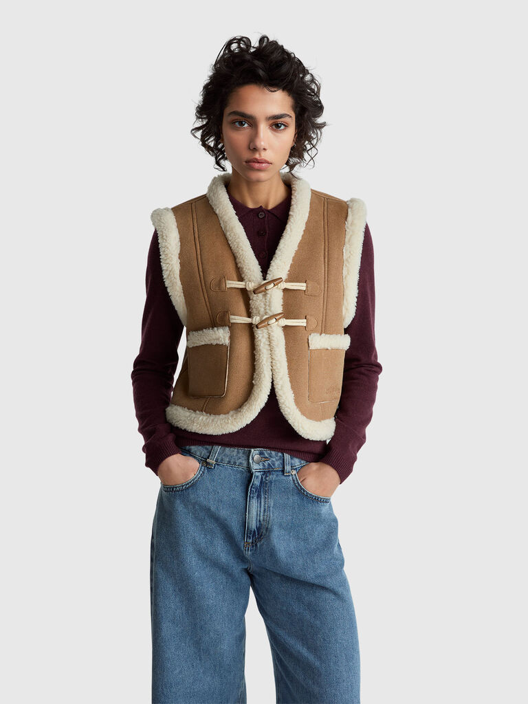 Vest with toggles