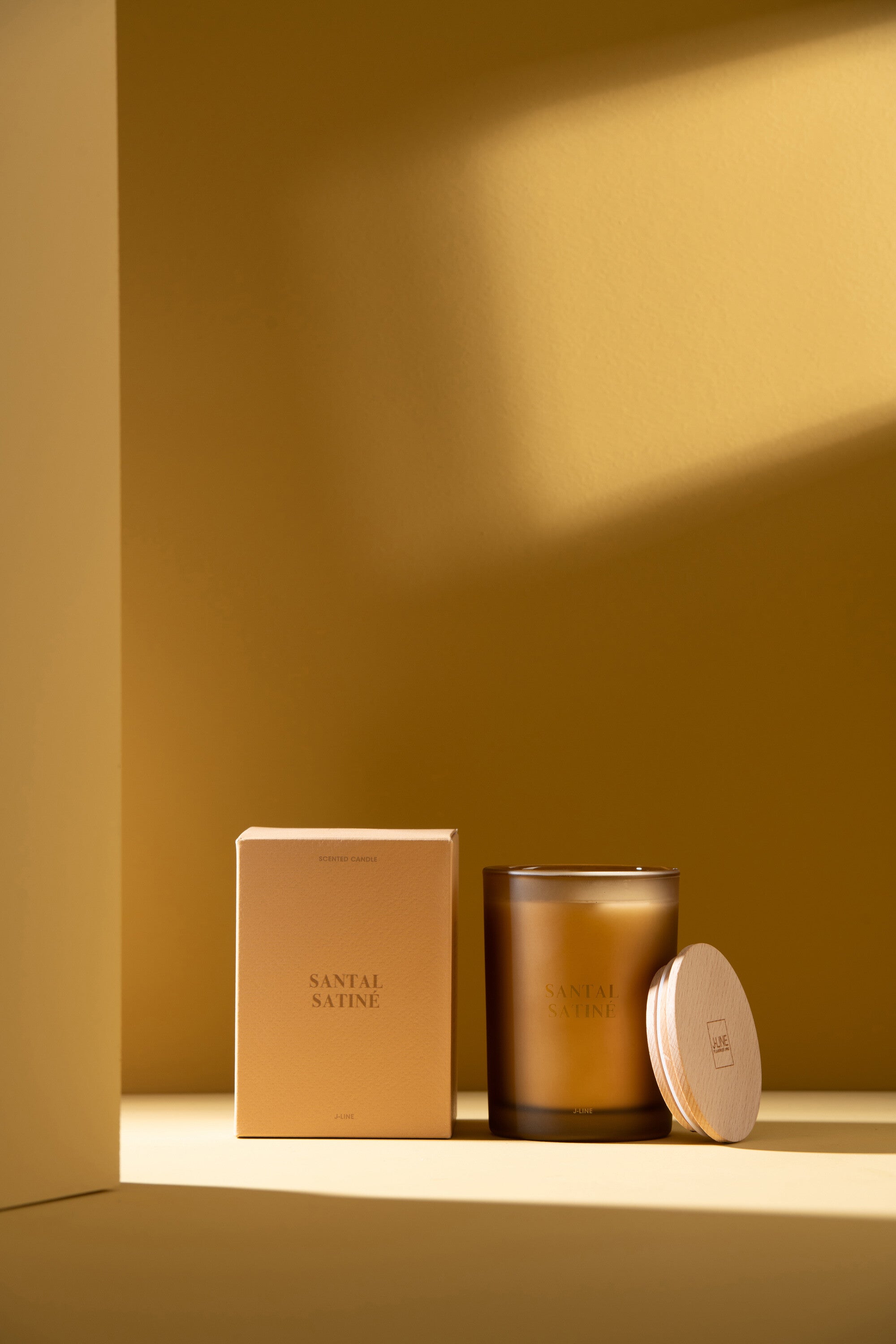 J-Line geurkaars Accords Essentiels - Santal Satiné - glas - geel - 38U