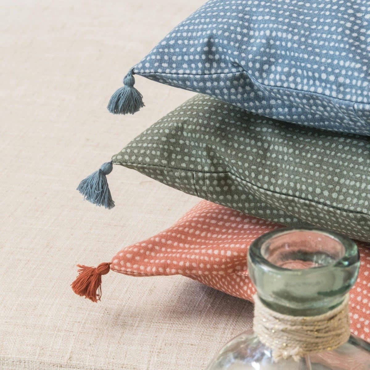 DOTS - Housse de coussin velours de coton  50x30 bleu paon