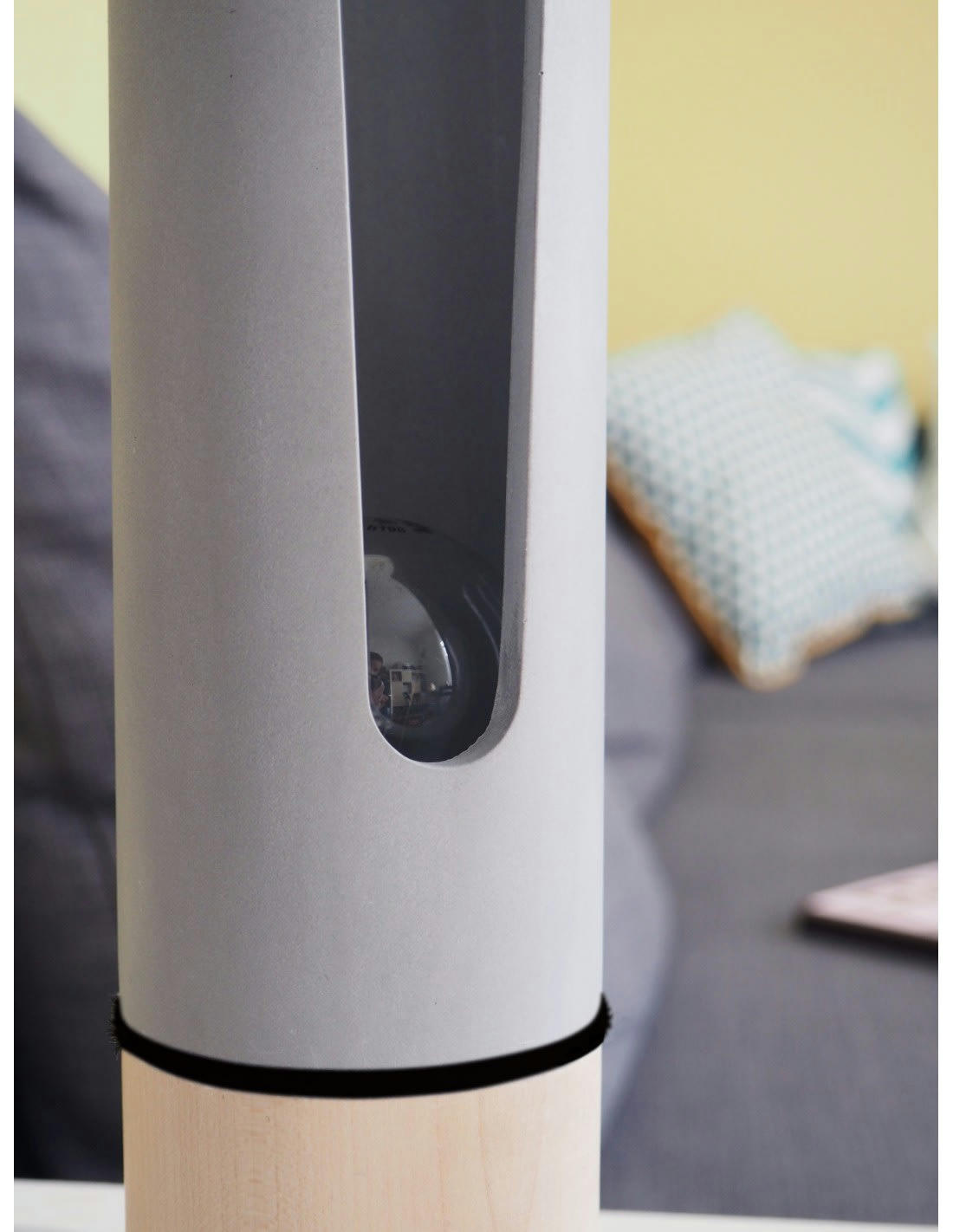 MONSIEUR - Lampe à poser en bois et béton, anneau feutrine noir