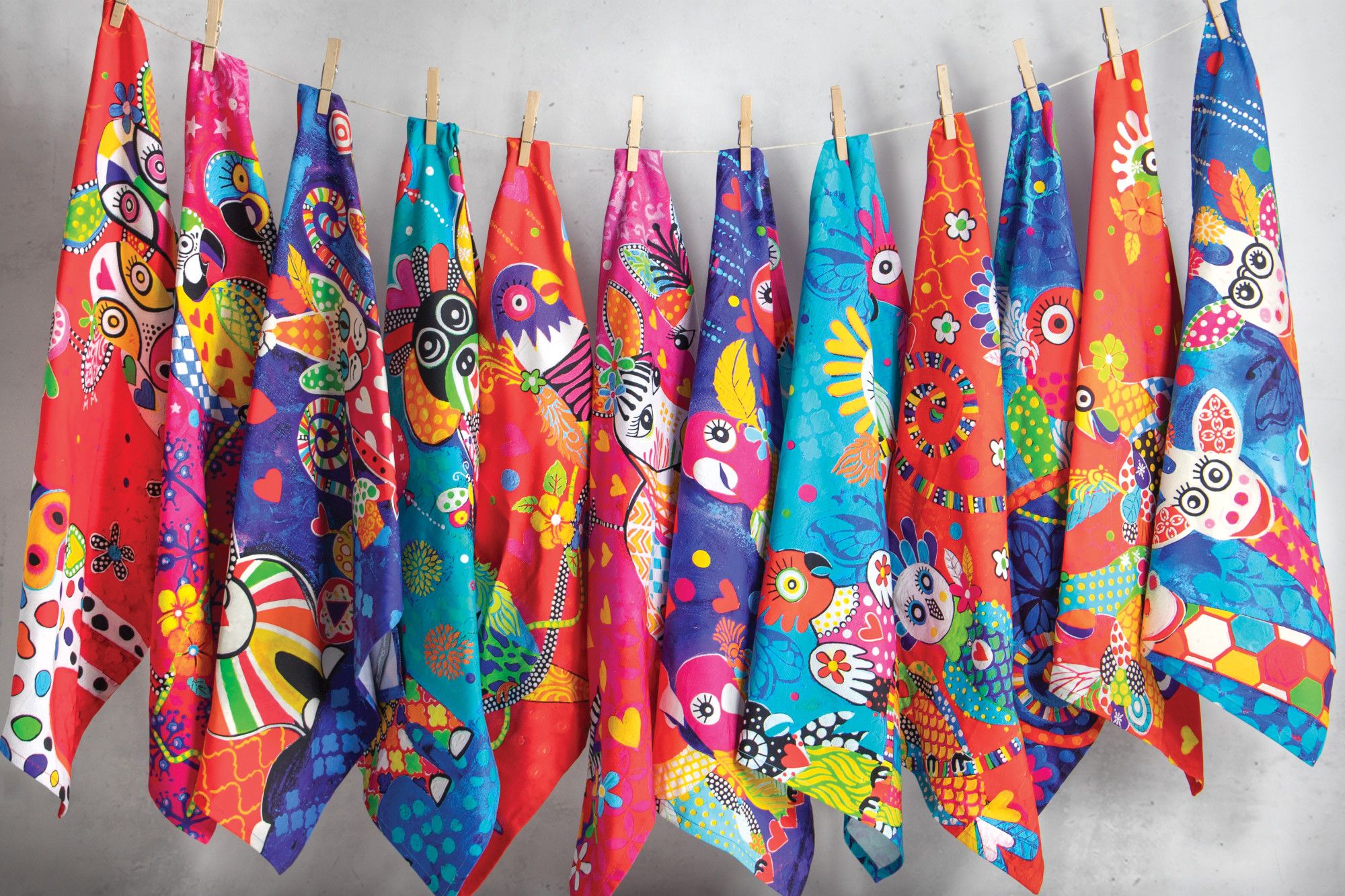 Maxwell & Williams Love Hearts Rainbow Girls Parrot Print 100% Cotton Tea Towel