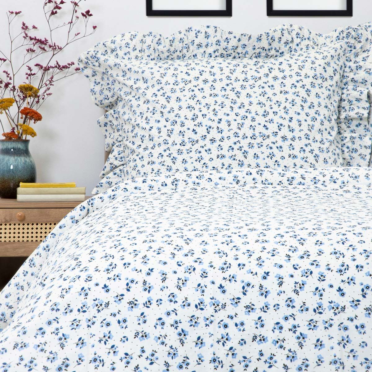 Pościel MELANIE bawełniana z falbanką w niebieskie kwiaty 160x200   2*70x80 cm