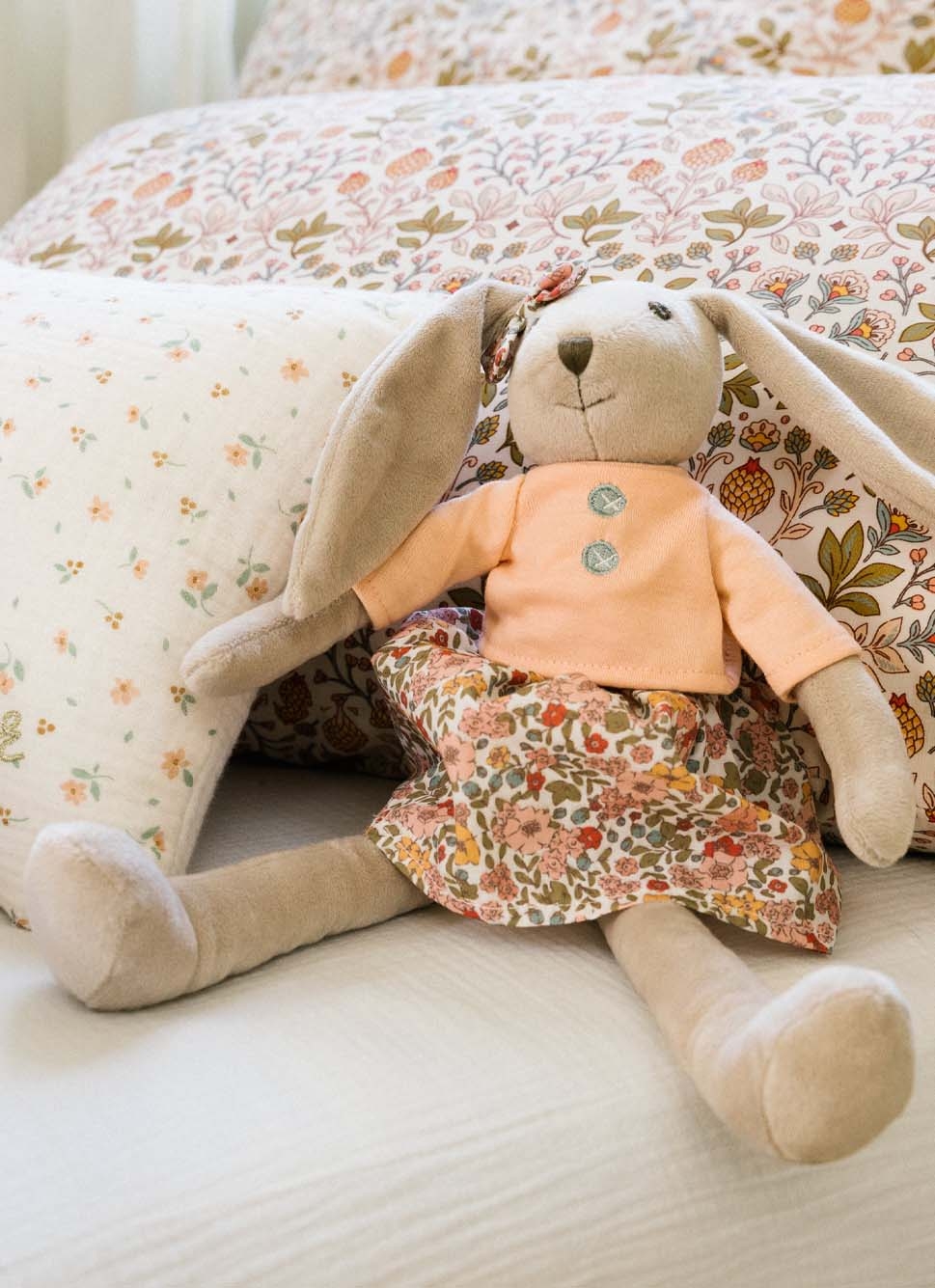 PELUCHE EN FORME DE LAPINE MULTICOLORE