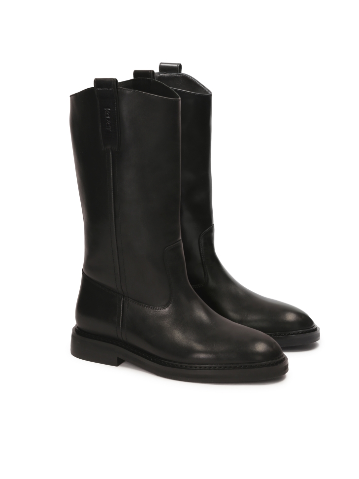 Slip-on leather boots with flat heel