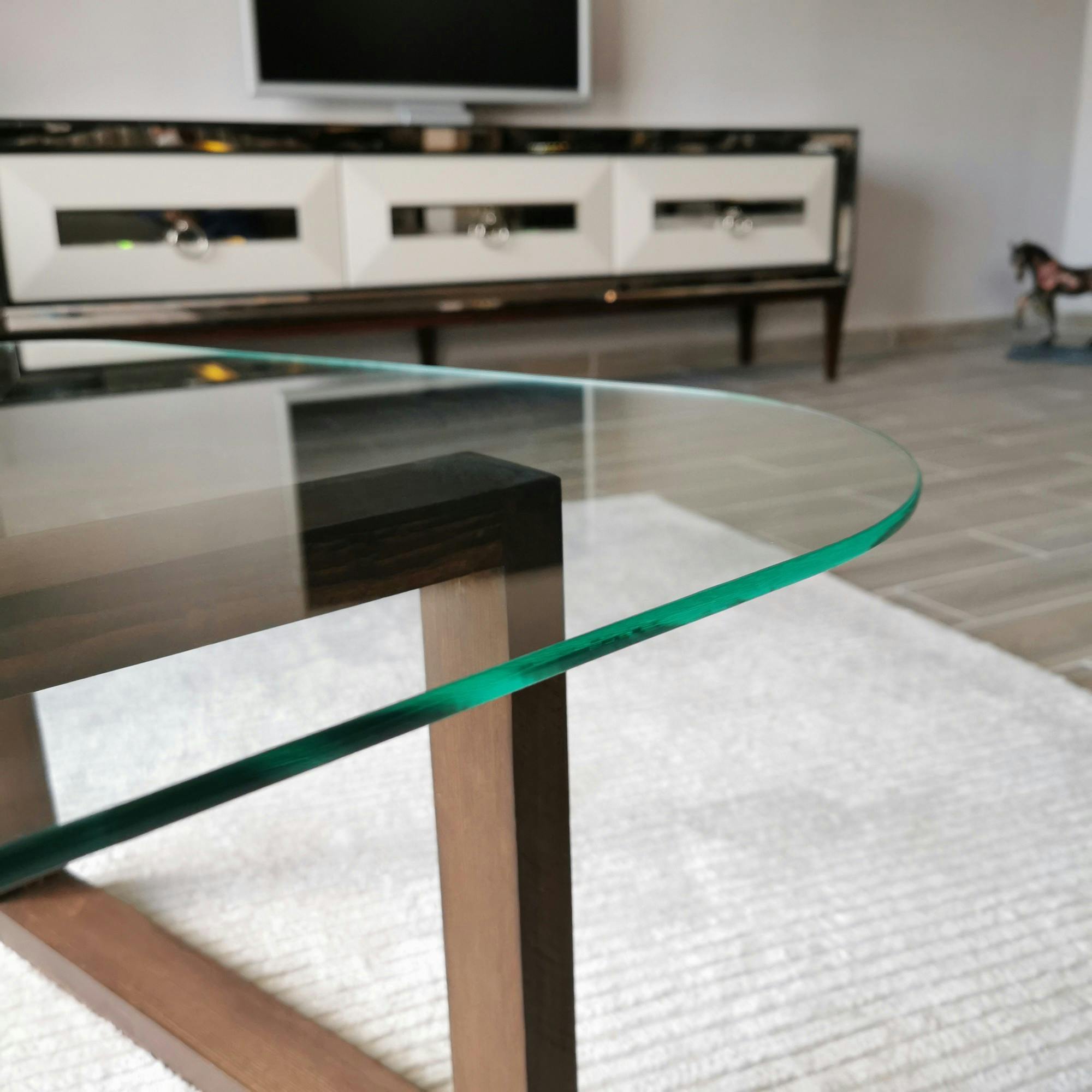 Table basse en verre forme triangulaire - pied labyrinthe ANZIO