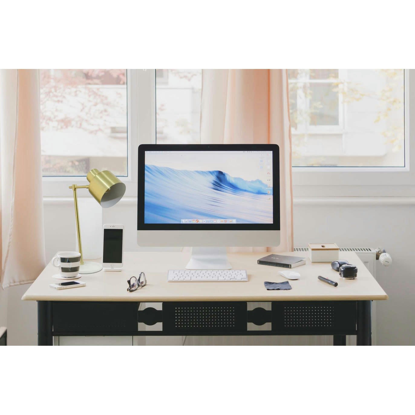 BALZANE - Lampe en métal doré, socle en marbre blanc