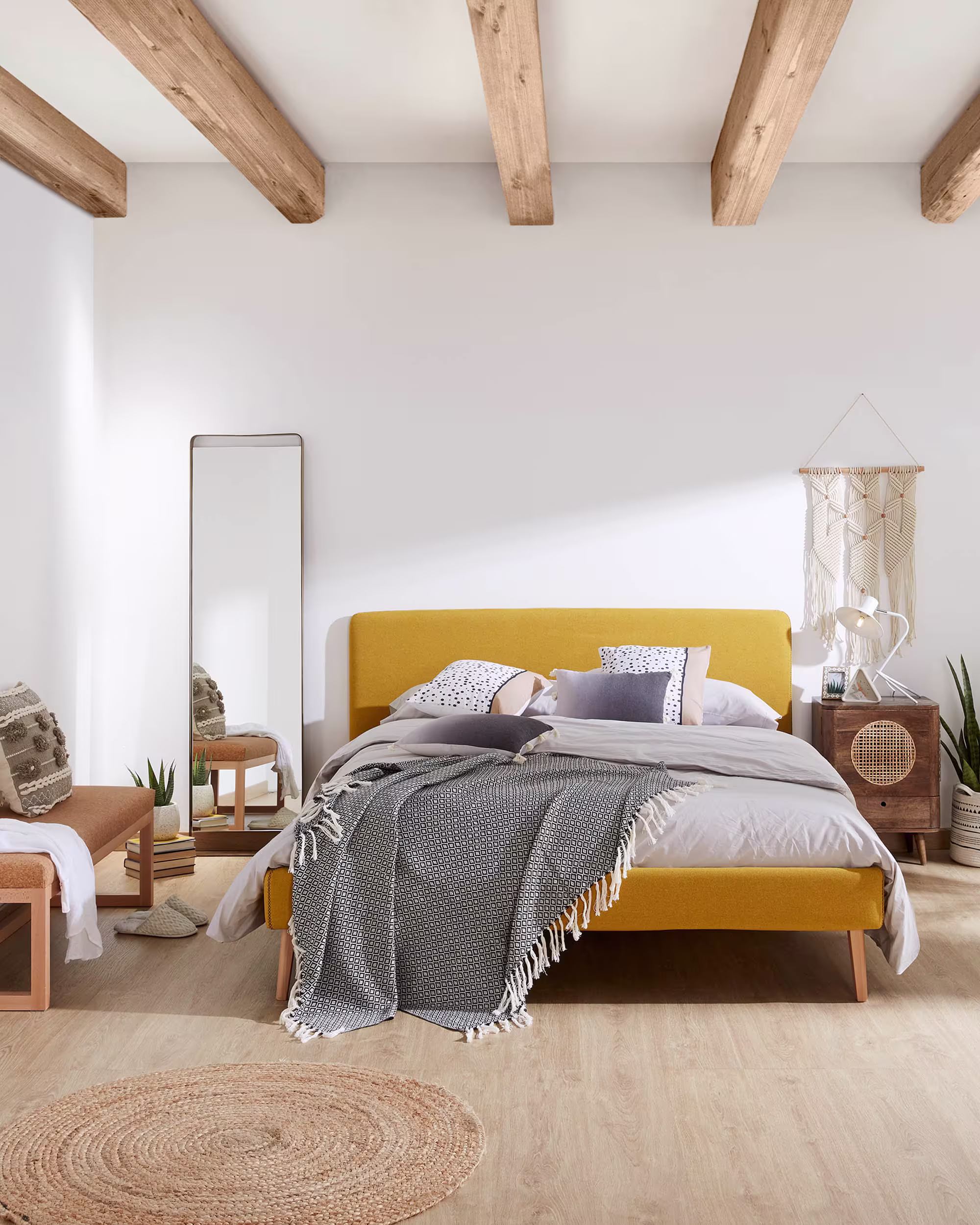 Cama desenfundable Dyla mostaza patas madera maciza de haya para colchón de 150 x 190 cm