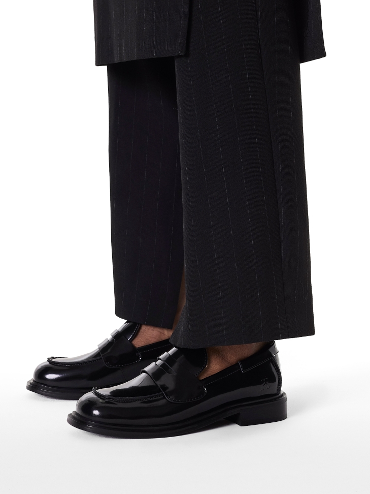 Patent leather shoes with stitching on the front