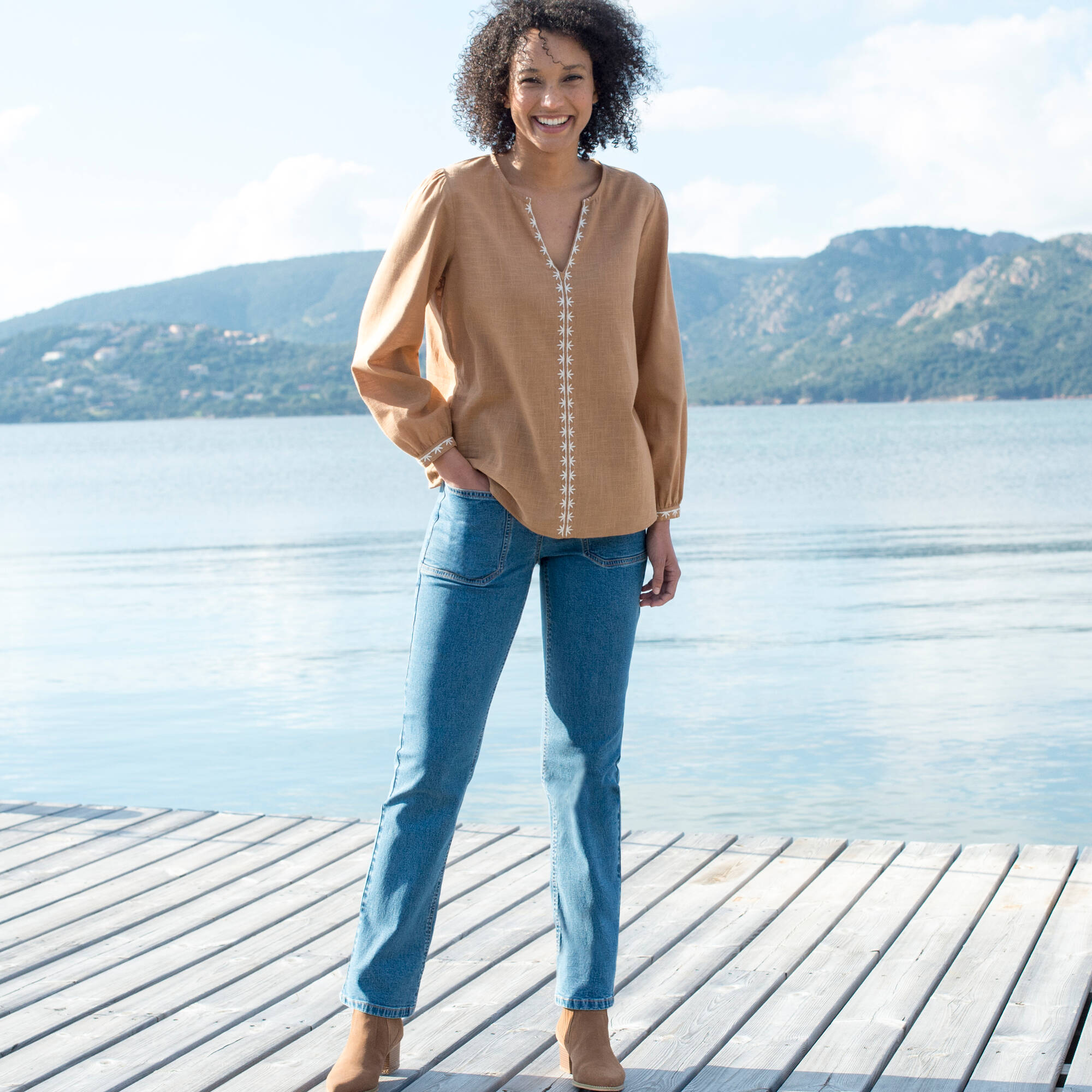 Blouse unie brodée en coton, col fendu