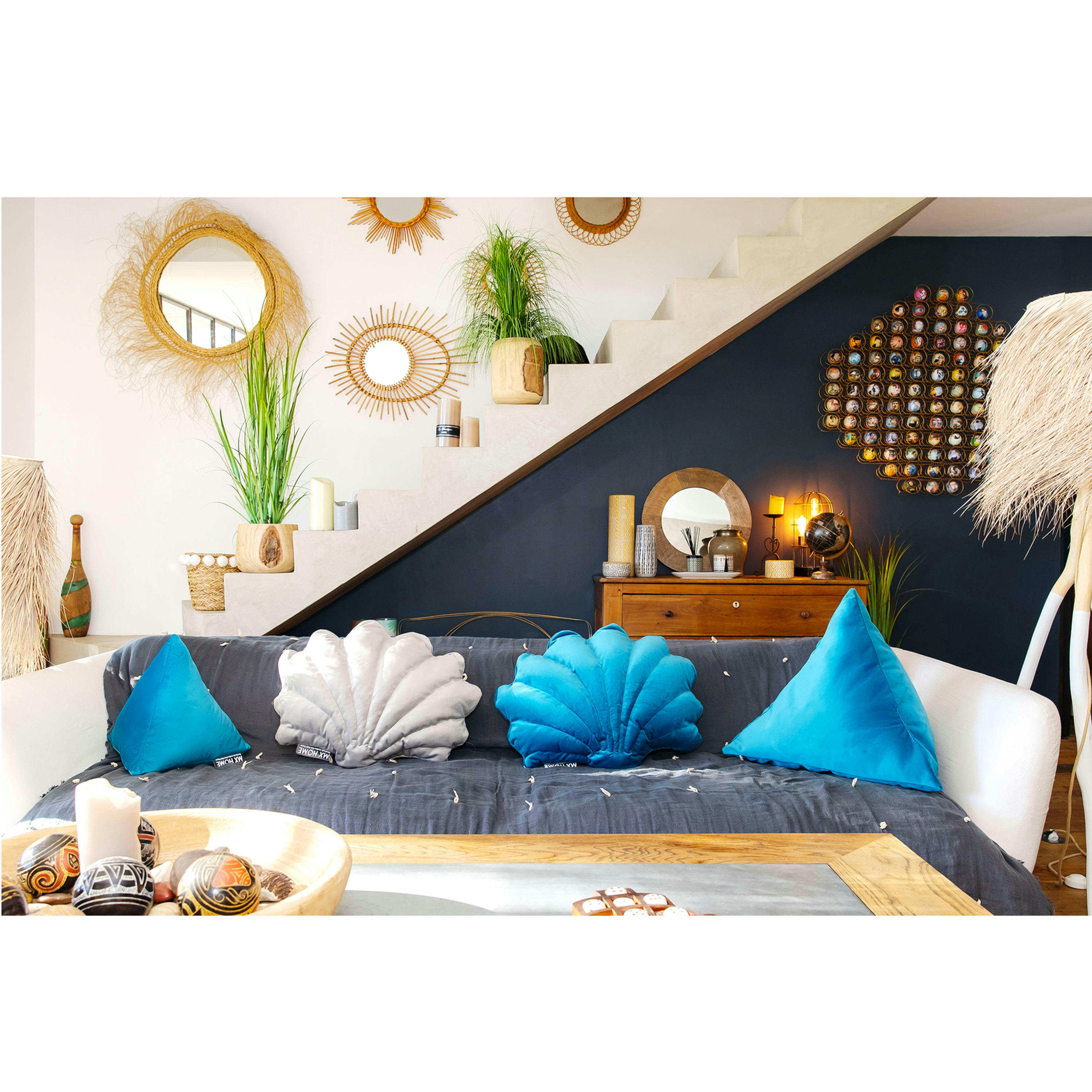 - Coussin coquillage en velours bleu cyan