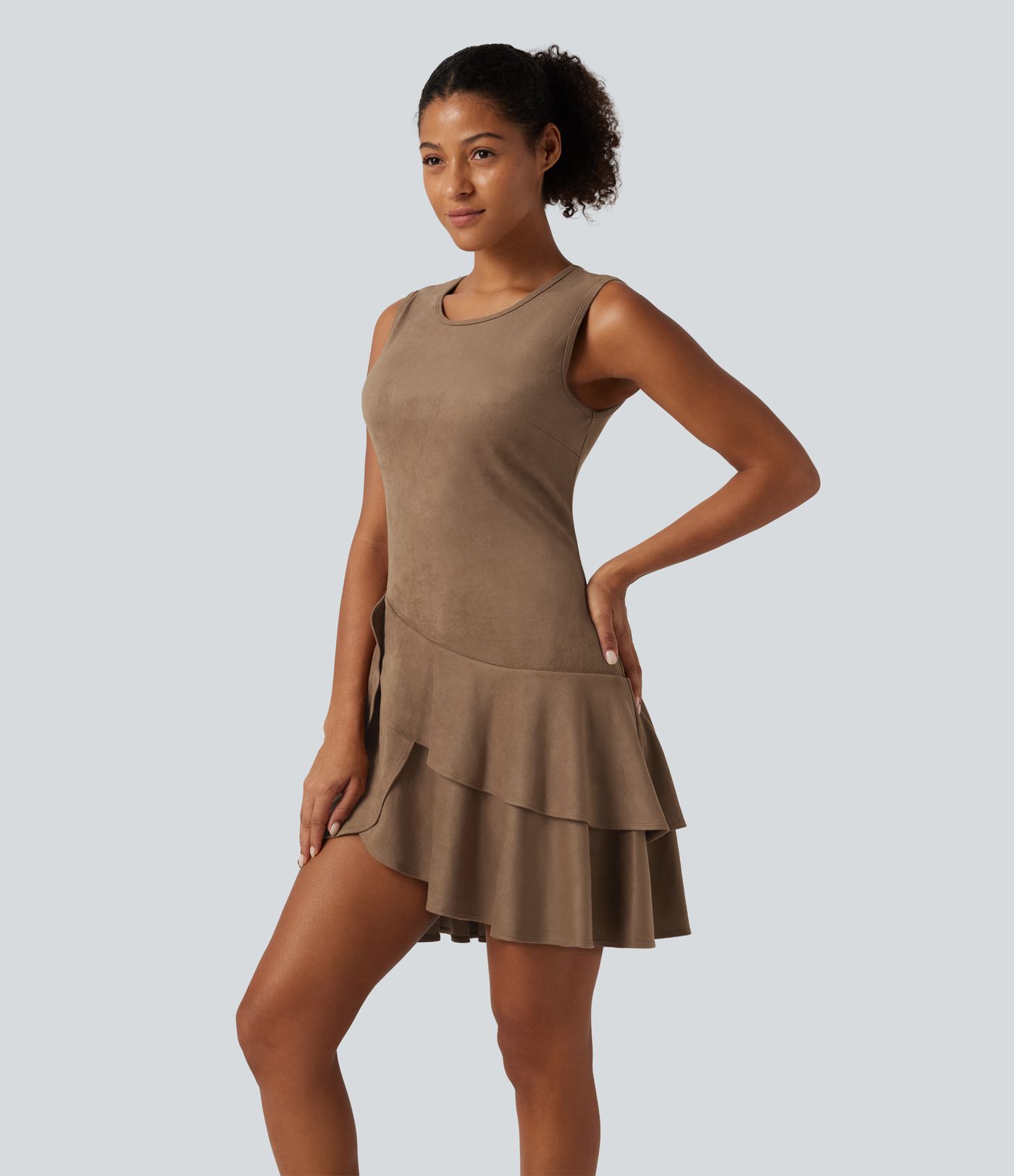 Robe mini en suédine à encolure arrondie, sans manches et volants superposés