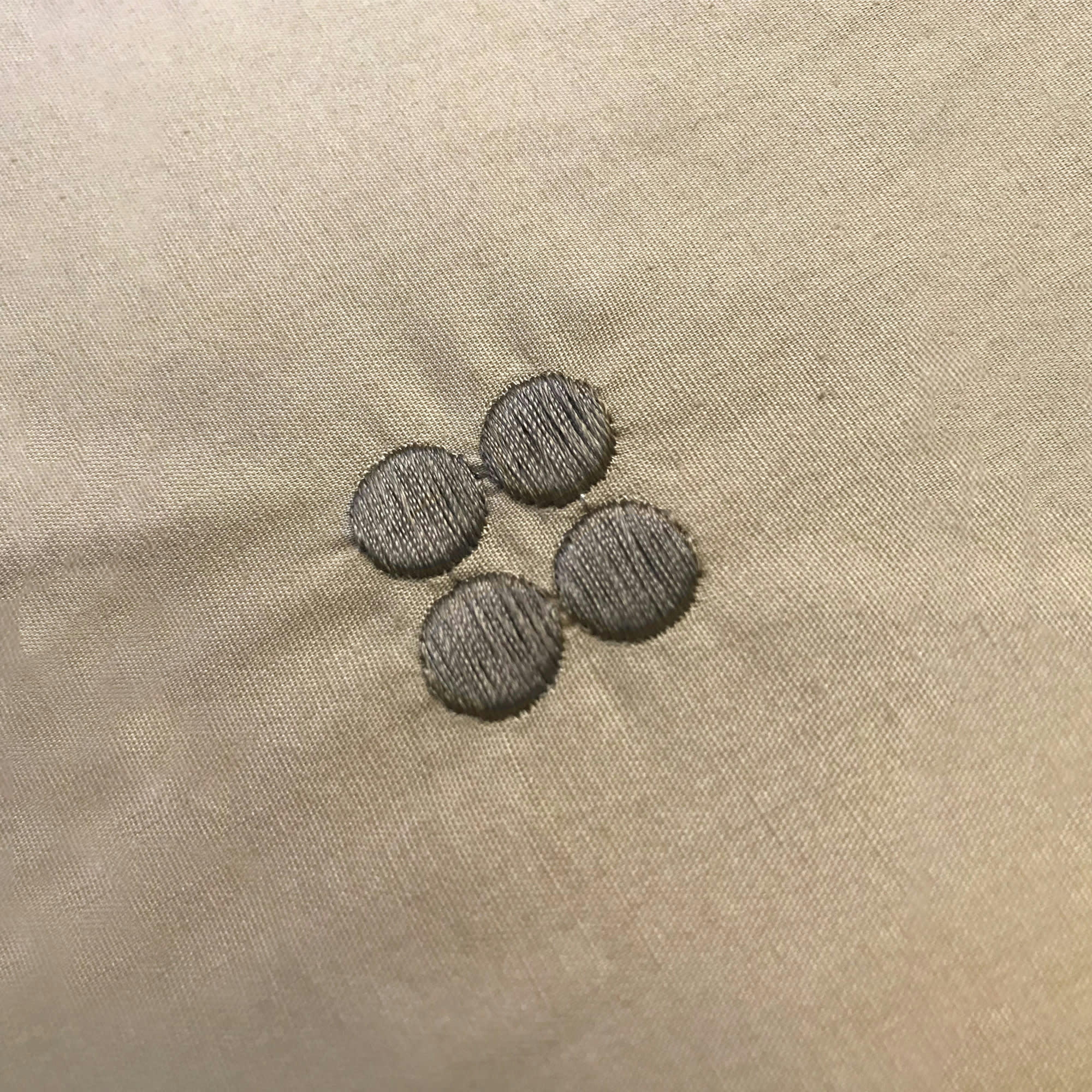 DRAGÉES DÉLICES - Set de 2 taies d’oreiller brodées percale BIO Taupe 65x65cm