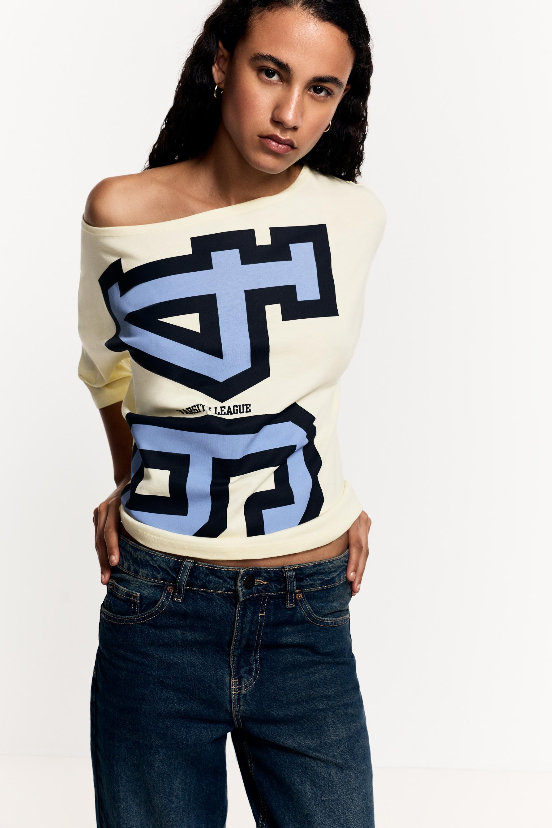 Camiseta estampada offshoulder
