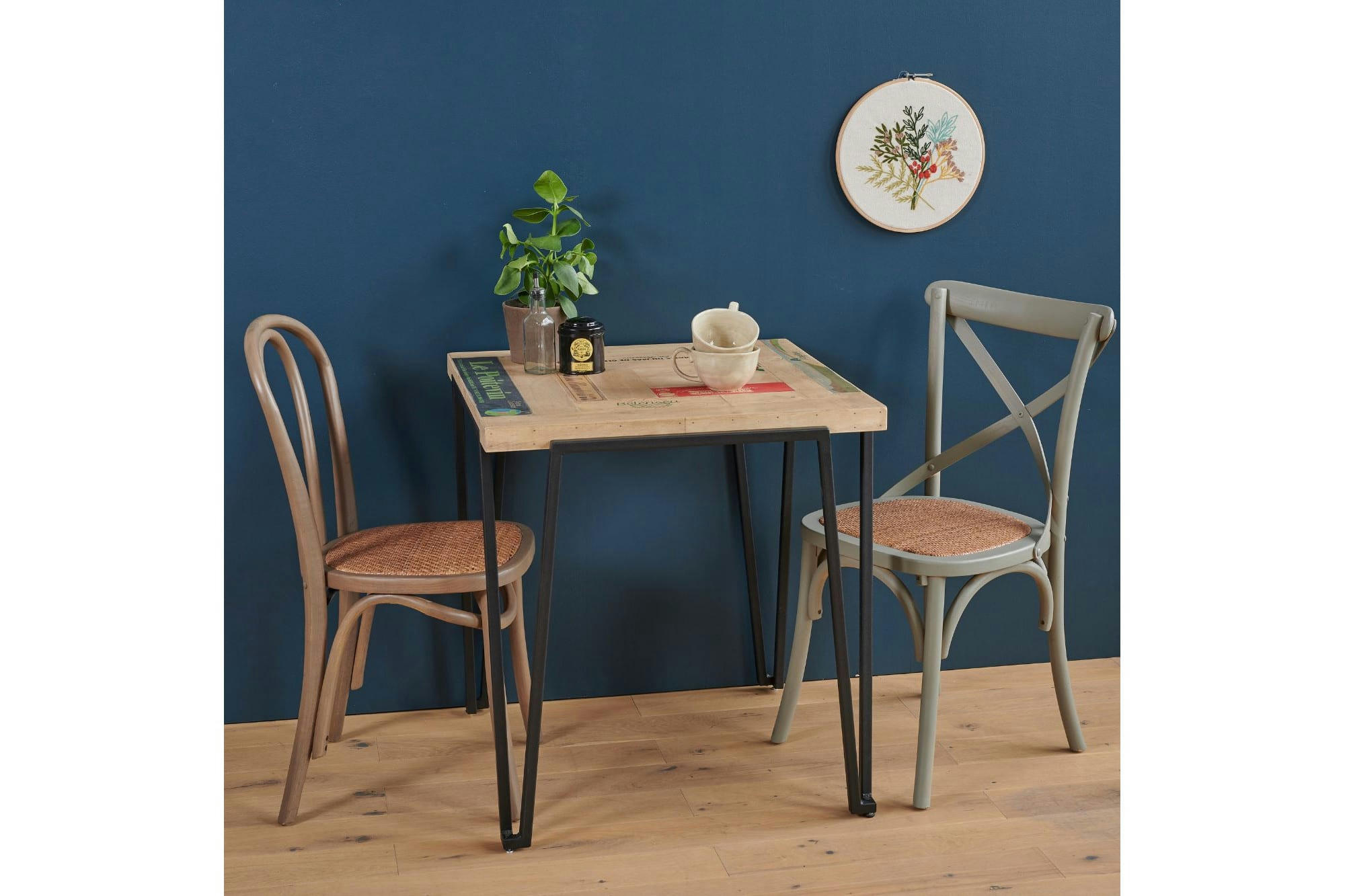 DEMETER - Table bistrot carrée en bois recyclé et pied métal L70