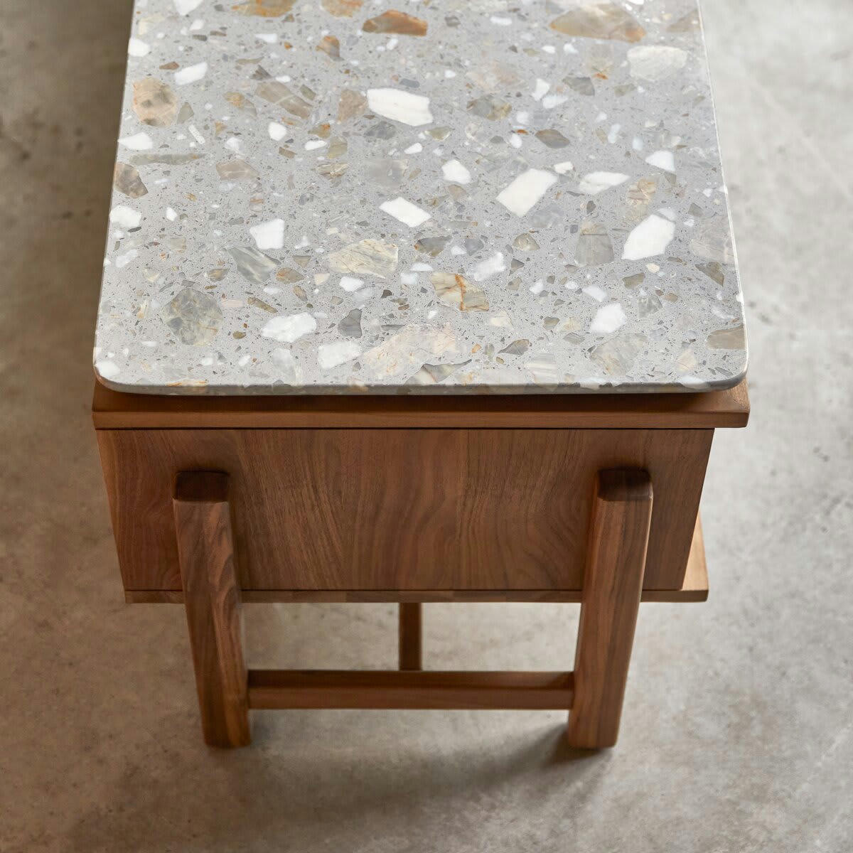 ISAURE - Meuble TV en noyer massif et terrazzo premium 175 cm