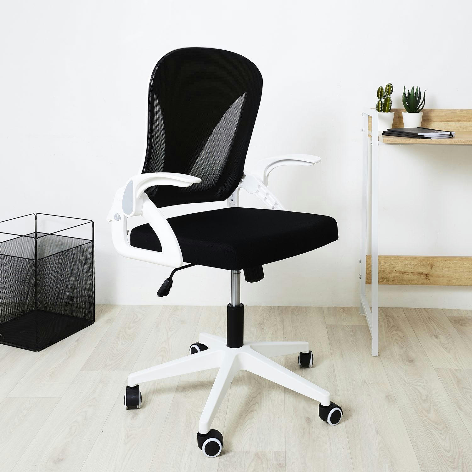 - Fauteuil de bureau rabattable à roulettes avec accoudoirs blanc