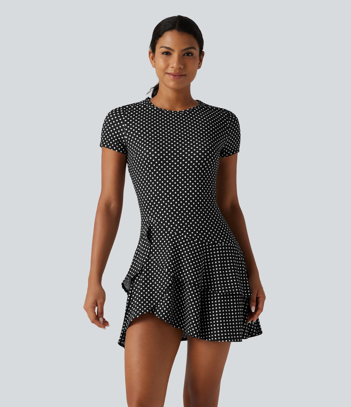 Robe mini à pois à encolure arrondie, manches courtes et volants superposés