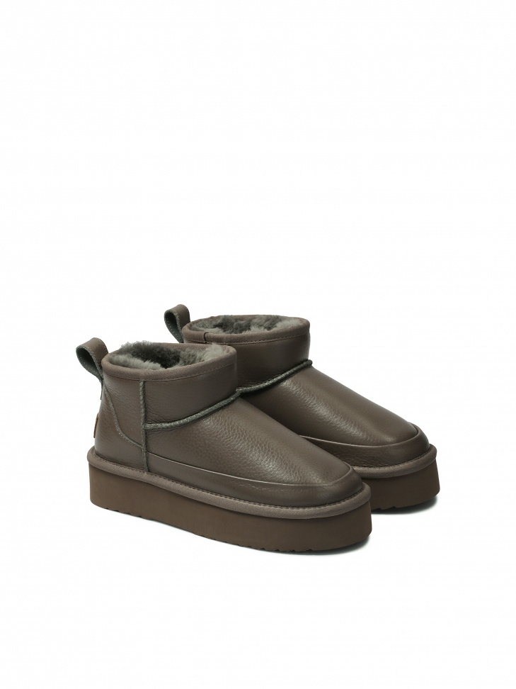 Women's snow boots on thicker sole