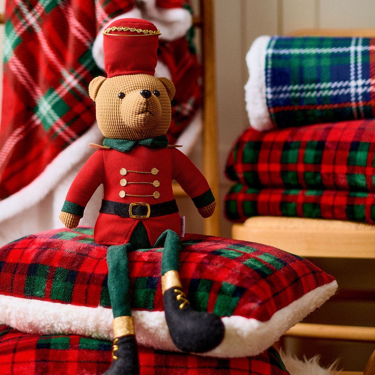 Skrzat GUSTI siedzący miś w czerwonym ubranku 46 cm