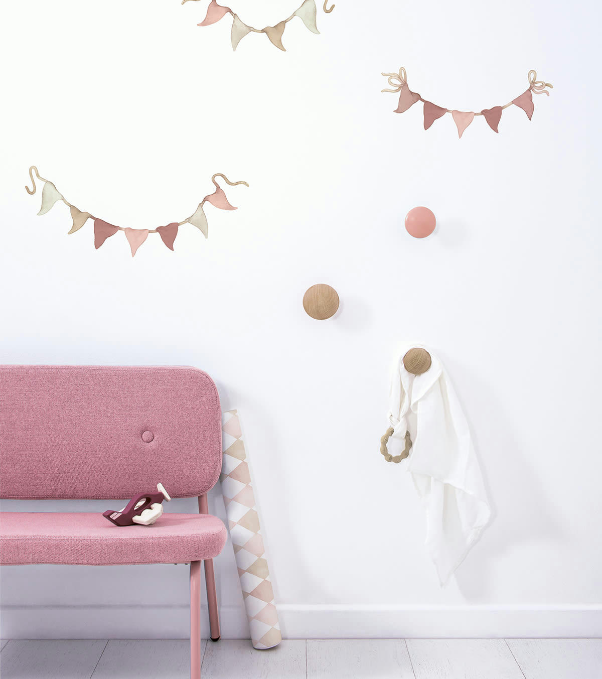 SELENE - Grand sticker guirlande de fanion en vinyle mat rose