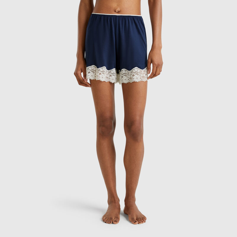 Flowy shorts with lace