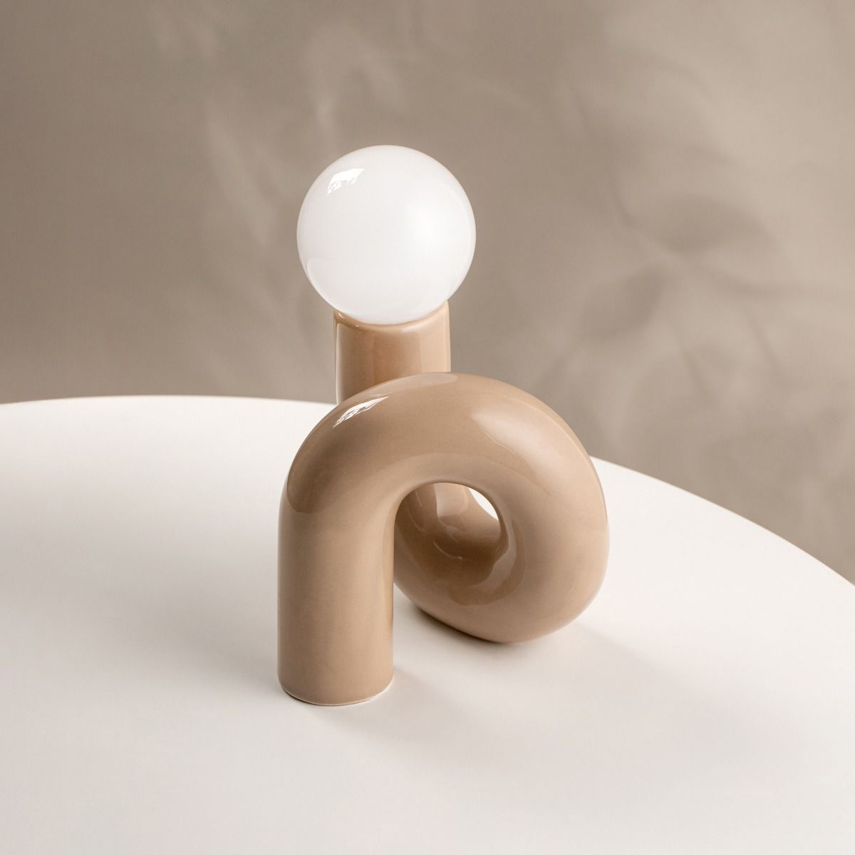 Lampka LED TWIST wygięta beżowa 15x15x22 cm