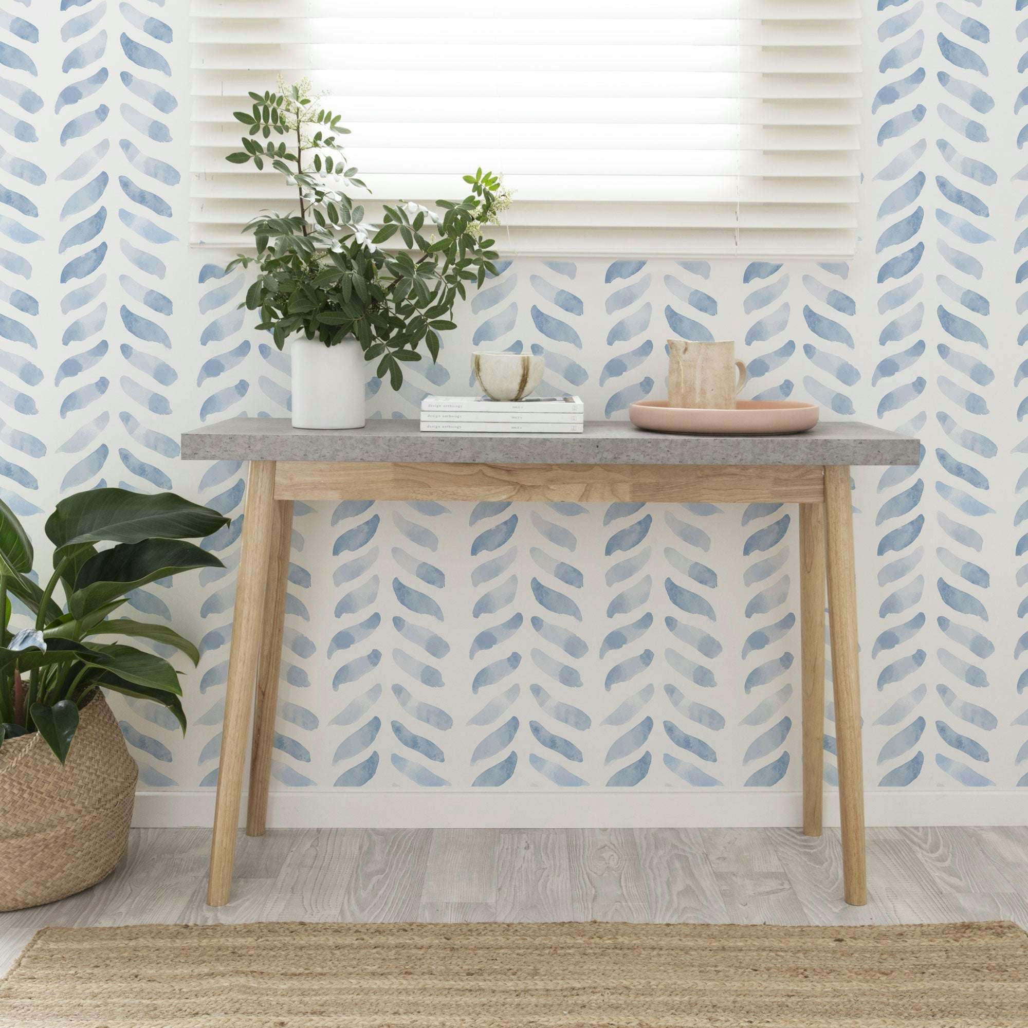 COASTAL - Papier peint vinyle adhésif chevrons bleu 50x300 cm