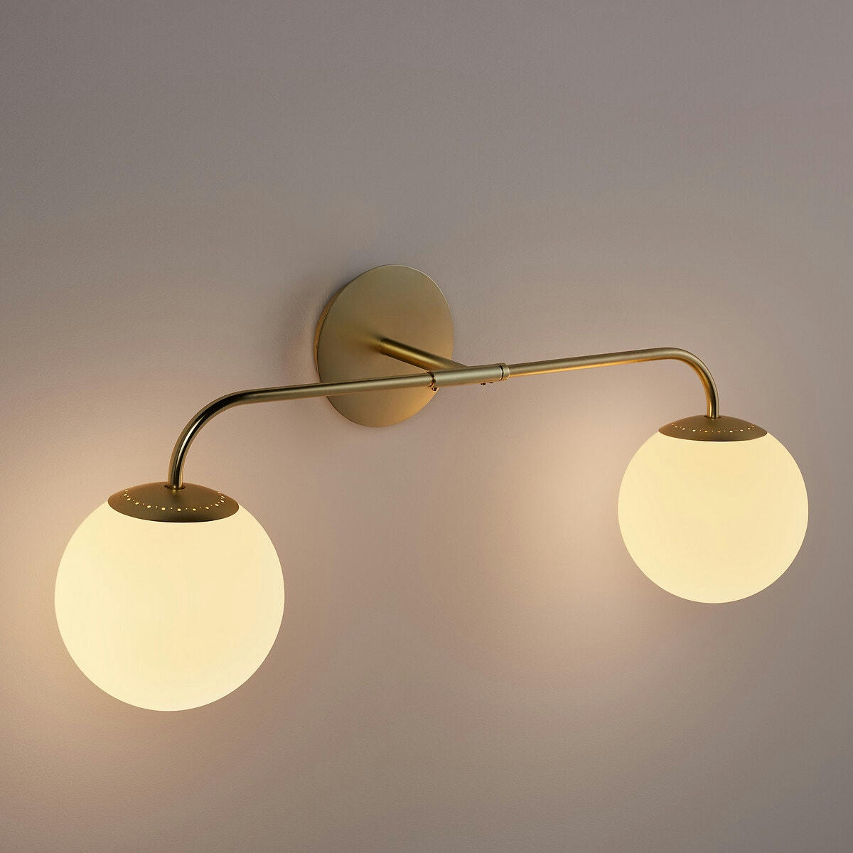 Applique double laiton et verre opaline, Moricio