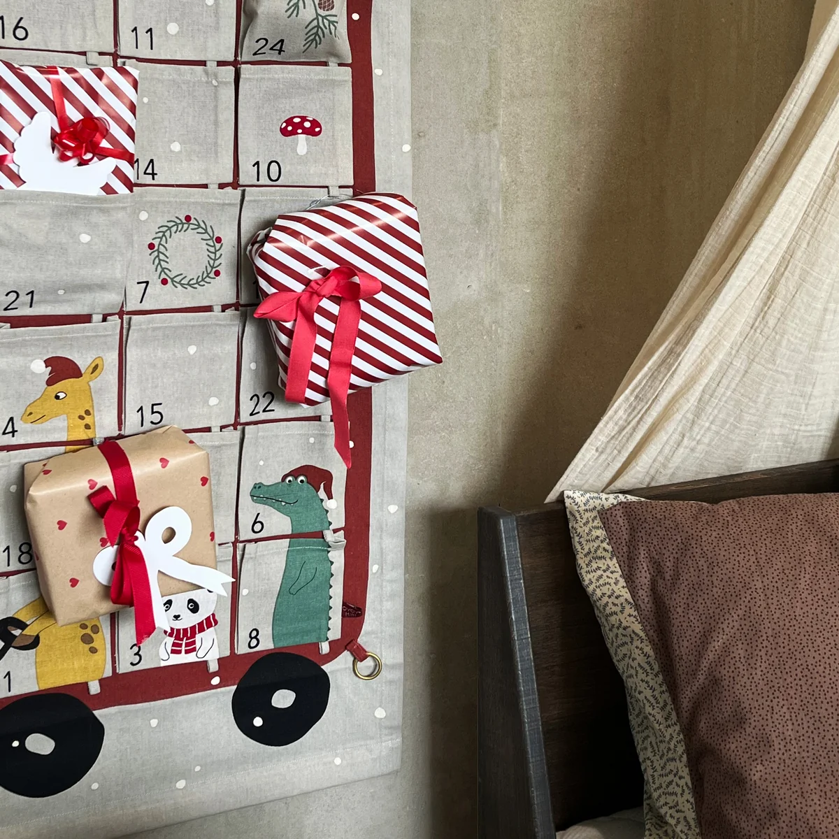 OYOY - Bus Weihnachtskalender, rot / grau