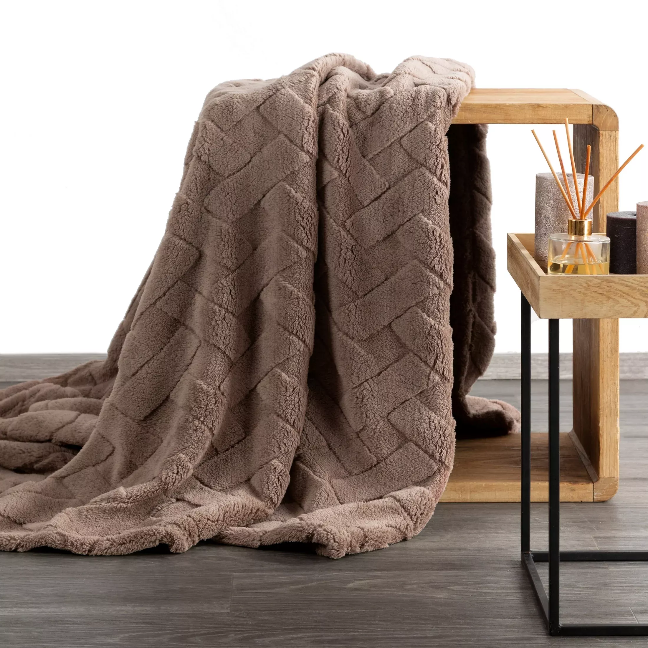 Koc flano 200x220 cm ciemnobeżowy zdobiony wytłaczanym wzorem CARO Design 91