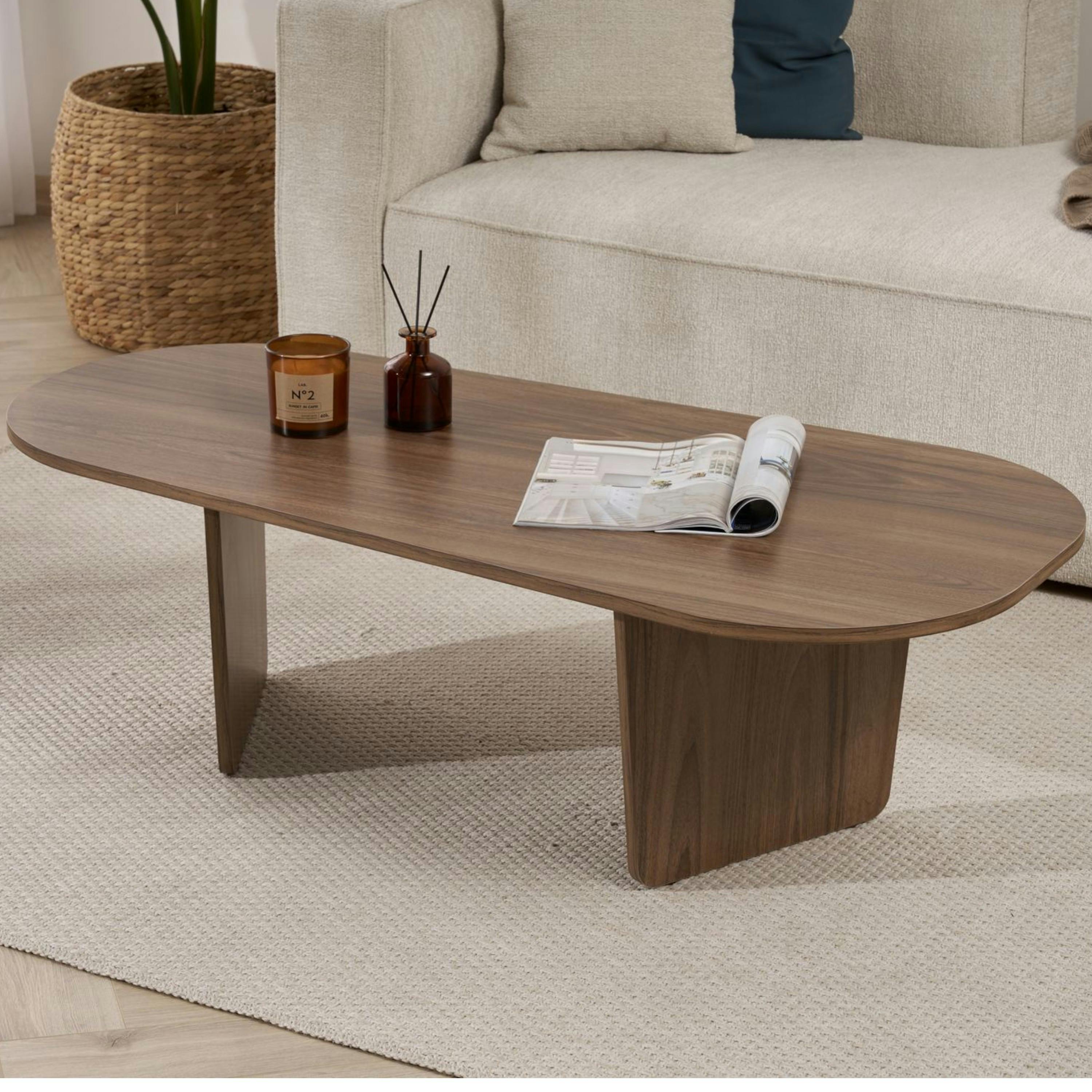 Table basse design organique effet noyer, pieds obliques MARFA