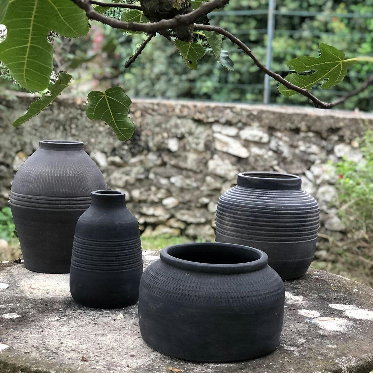 - Vase strié terre cuite