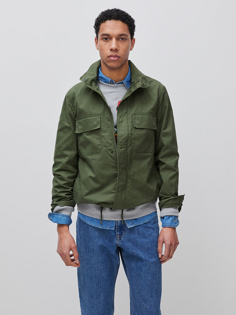 Short jacket with pockets