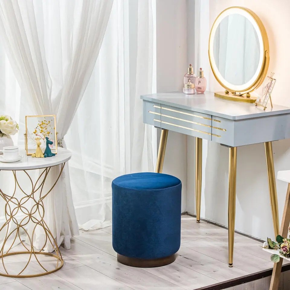 Pouf in blauw fluweel en houten basis